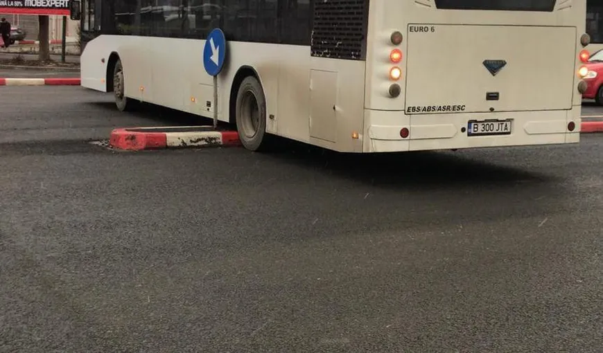 Autobuz de călători rămas suspendat pe un scuar, în mijlocul străzii, după ce şoferul a coborât şi a uitat să tragă frâna