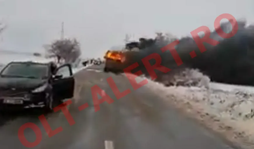 Autocar în flăcări în Olt, pasagerii au fost evacuaţi pe geam VIDEO