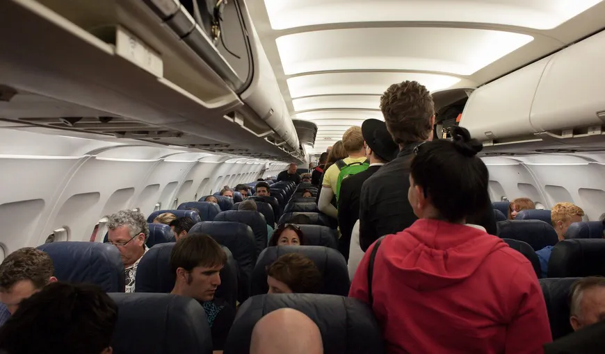 Scene revoltătoare surprinse în avion. Un rus beat urinează pe culoar, în timpul zborului VIDEO