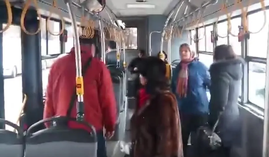 Încă un autobuz Otokar s-a stricat. Călătorii au rămas blocaţi minute în şir în noile autobuze turceşti VIDEO