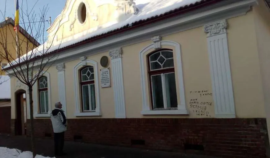 O persoană a fost reţinută pentru mesaje vulgare scrise pe pereţii Casei memoriale „Avram Iancu”