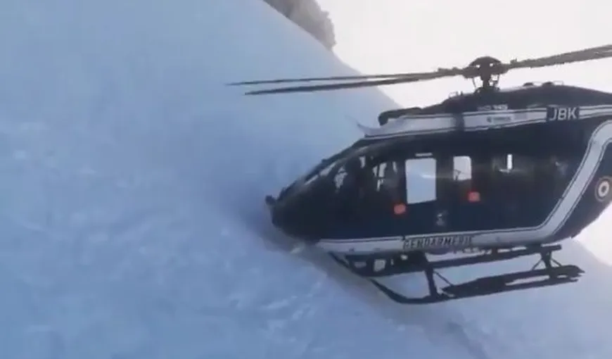 Intervenţie spectaculoasă pentru salvarea unui turist din zăpadă. Elicopterul a fost practic lipit de munte VIDEO