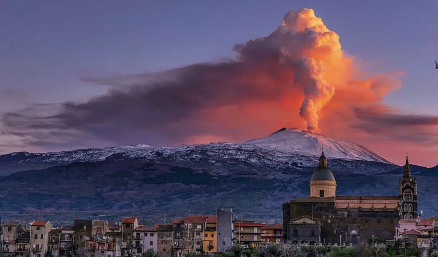 Imagini spectaculoase cu erupţia vulcanului Etna. Râuri de lavă se scurg printre zăpada de pe versanţi VIDEO