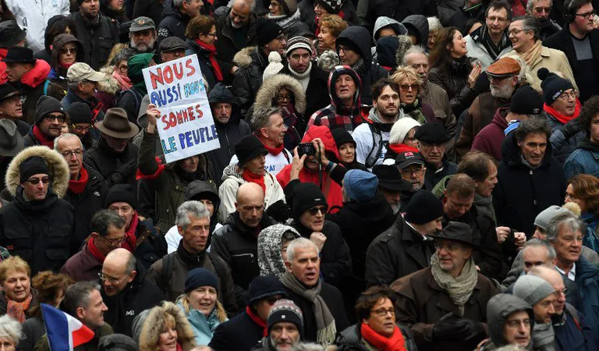 Noi mişcări de stradă la Paris, „Fularele Roşii” s-au ridicat împotriva „Vestelor Galbene”. Marş prin ploaie în capitala Franţei VIDEO