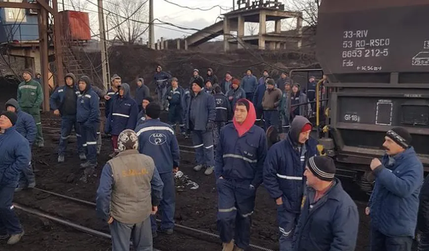 Greva minerilor de la Complexul Energetic Oltenia continuă. Protestatarii au împiedicat plecarea unor vagoane cu cărbuni