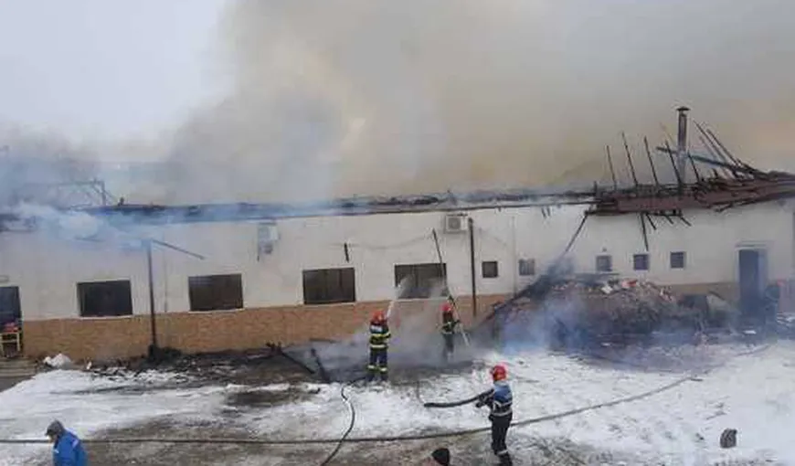 Clădirea unei primării din judeţul Vrancea a luat foc. Angajaţii, evacuaţi de urgenţă