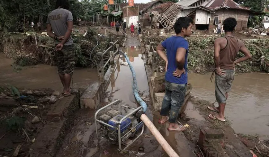 Zeci de oameni şi-au pierdut viaţa din cauza inundaţiilor şi a alunecărilor de teren