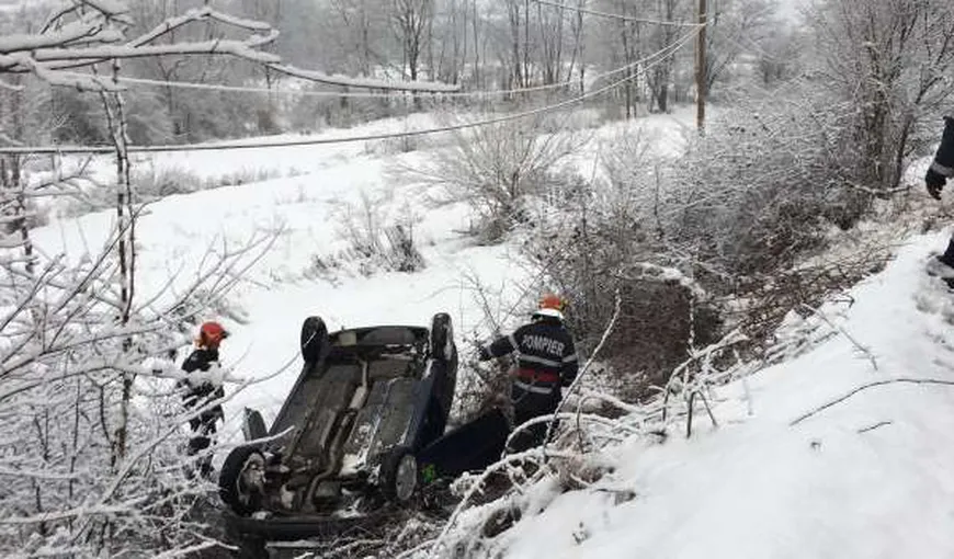 Accident grav în Hunedoara. Un bărbat a murit după ce ar fi făcut infarct la volan şi s-a răsturnat cu maşina într-un şanţ