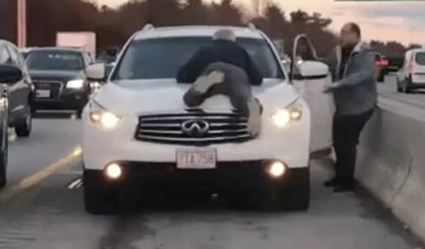 Imagini incredibile după un accident. Un bărbat a fost purtat 5 km pe capota maşinii, la o viteză de 110 km la oră VIDEO