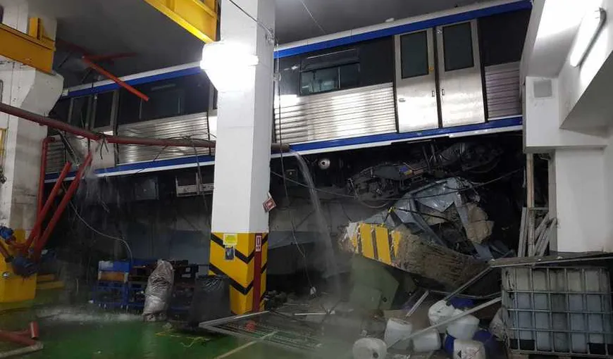O garnitură de metrou a rupt parapetul de protecţie la depoul Berceni: două vagoane au sărit de pe şine şi au rămas suspendate