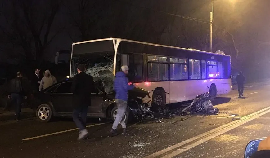 Accident în Capitală: Două persoane au murit după ce un autoturism s-a ciocnit cu un autobuz
