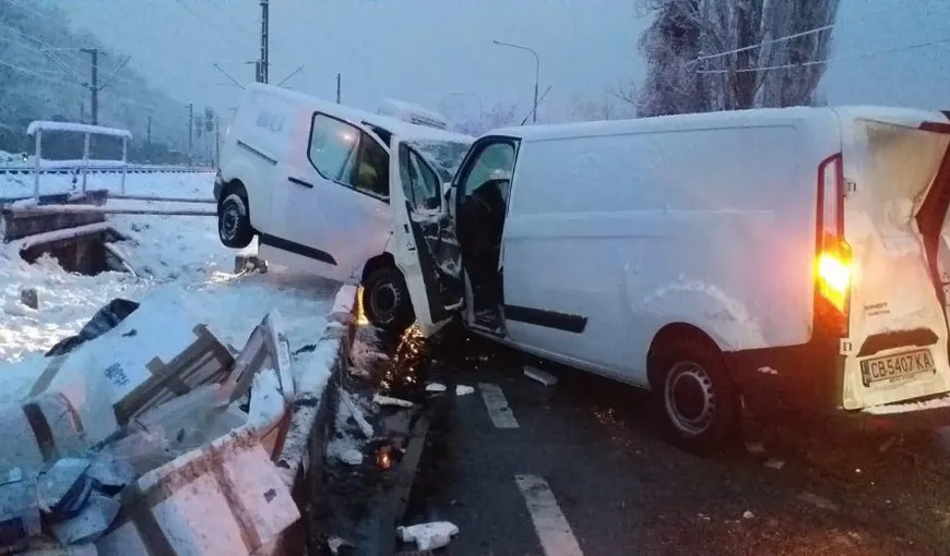 Accident grav la Orşova, două autoutilitare s-au ciocnit frontal. Ambii şoferi au murit