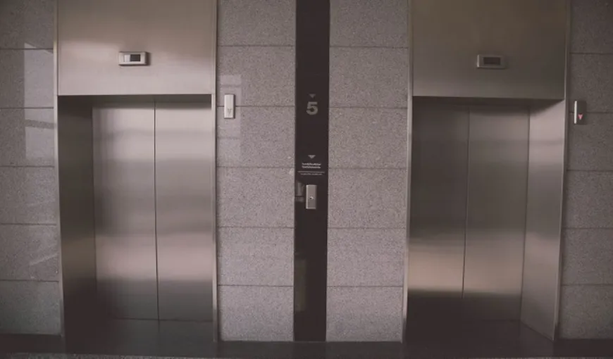 Povestea unei femei care a rămas blocată, un weekend întreg, în liftul unei bănci