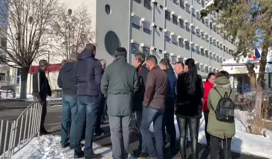 Protest la Vâlcea. Oamenii vor să atragă atenţia asupra modului în care sunt trataţi pacienţii Spitalului Judeţean