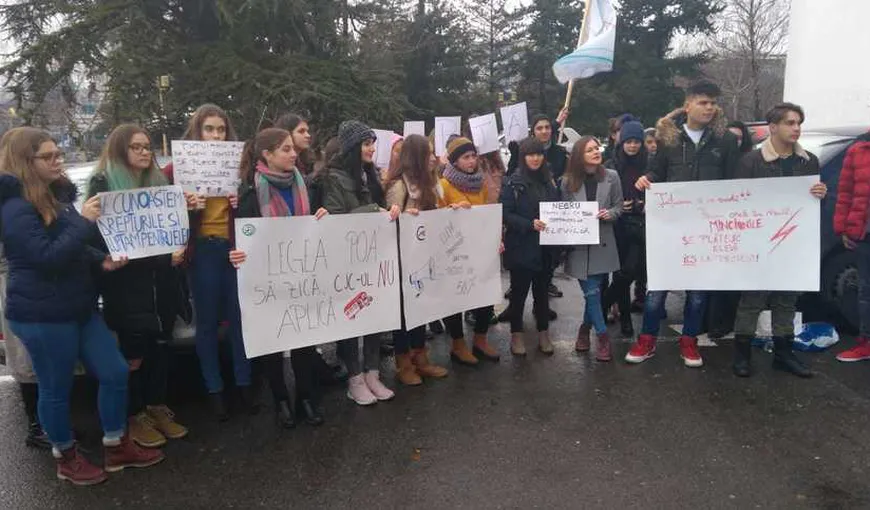 Aproximativ 30 de elevi au protestat în faţa CJ Constanţa cerând reducerea de 50 la sută la transportul judeţean