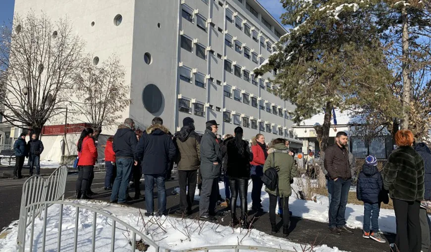 Protest spontan la spitalul judeţean din Vâlcea după un caz de malpraxis. REACŢIA Sorinei Pintea VIDEO