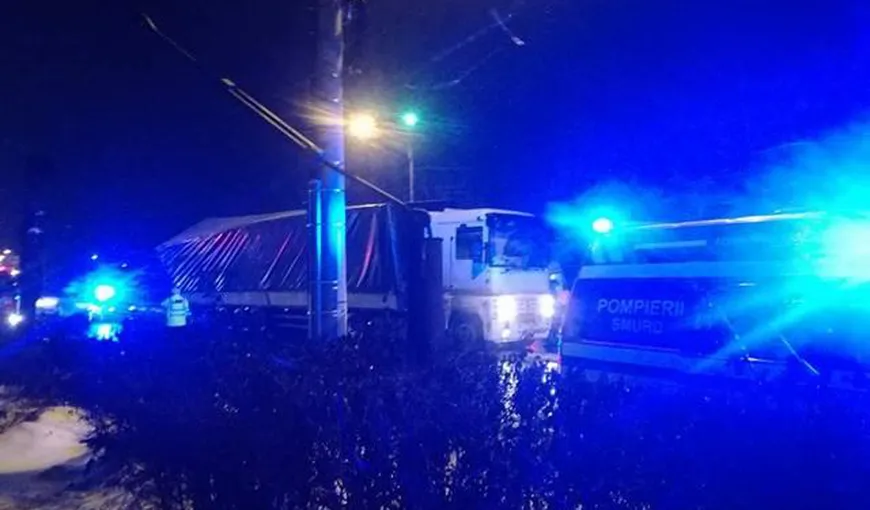 Un autocar plin cu 30 de călători a luat foc în Neamţ, iar un TIR a derapat