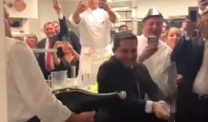 S-a făcut de râs! A încercat să desfacă o şampanie de 2.000 de dolari cu o sabie. Ce a urmat a fost incredibil VIDEO