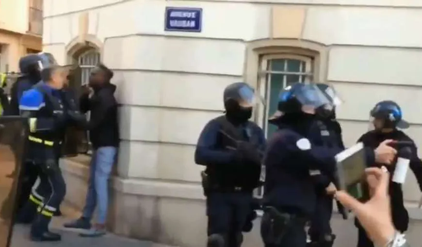 Scandal în Franţa. Un şef din poliţie, decorat cu Legiunea de Onoare, surprins în timp ce bate fără motiv mai mulţi protestatari VIDEO
