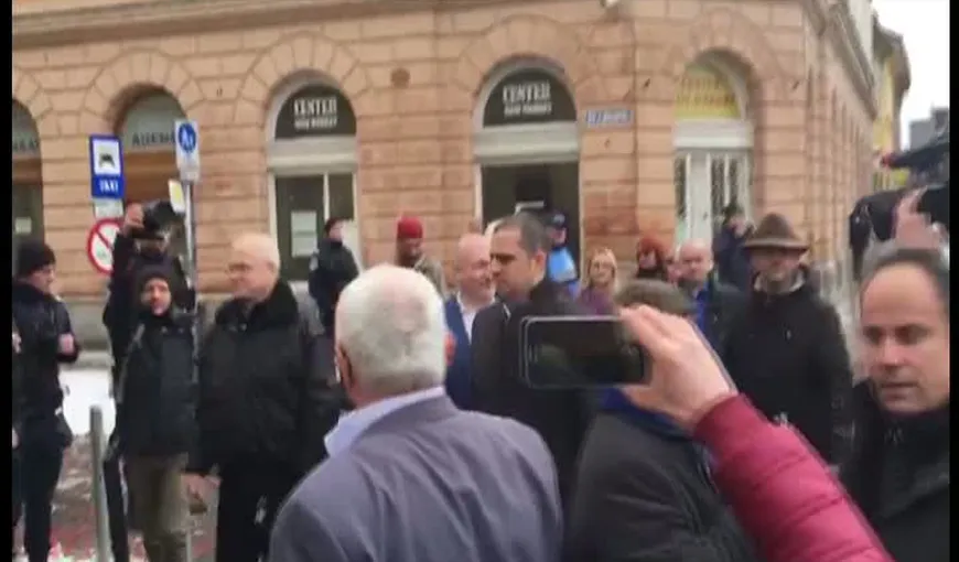 Codrin Ştefănescu, Eugen Nicolicea şi ministrul Bogdan Trif, huiduiţi de protestatari la Sibiu