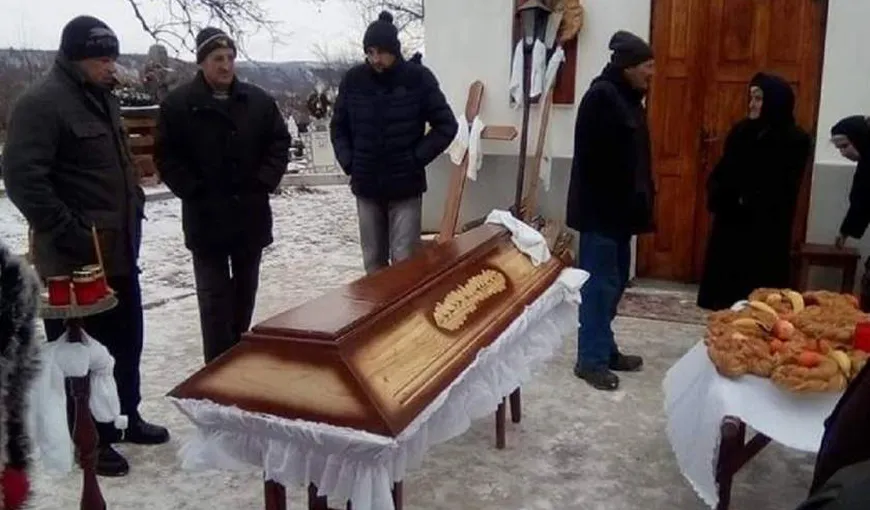 Bătrână moartă, în sicriu, ţinută în afara bisericii. Reacţia Arhiepiscopiei