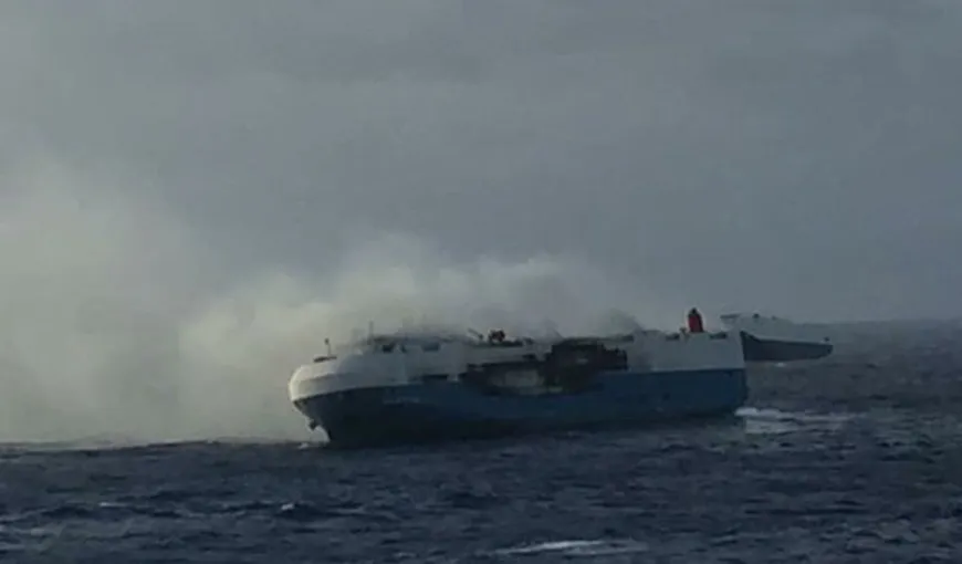 O navă cu peste 3.500 de autoturisme la bord, în derivă în Pacific. Vasul a fost cuprins de flăcări şi abandonat de echipaj VIDEO