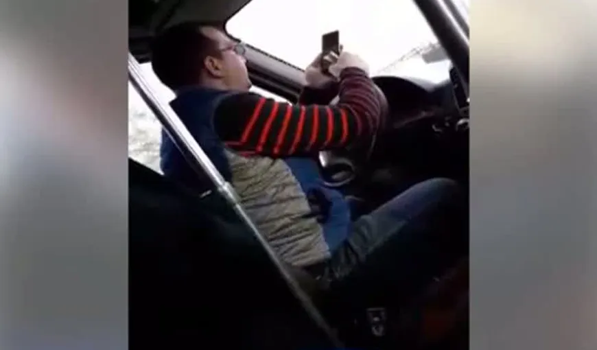 Inconştienţă la volan. Un şofer de microbuz a fost filmat în timp ce conducea cu coatele VIDEO