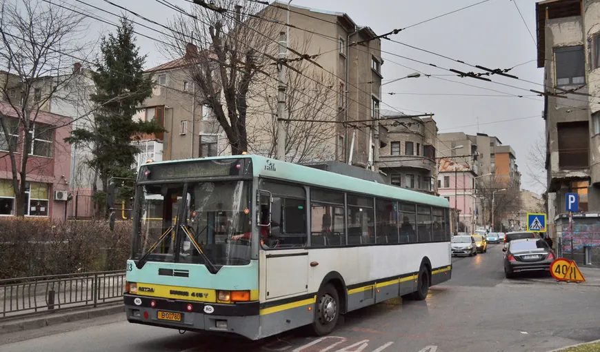 Toate troleibuzele din Bucureşti au fost retrase în depouri, din cauza gheţii. În locul lor au fost introduse autobuze