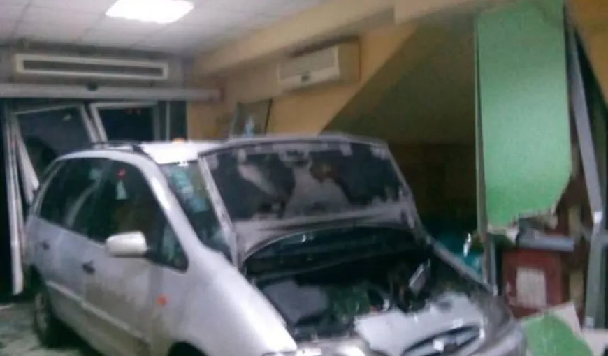 Un bărbat a intrat cu maşina în sala de aşteptare a Unităţii de Primiri Urgenţe a Spitalului Judeţean din Craiova