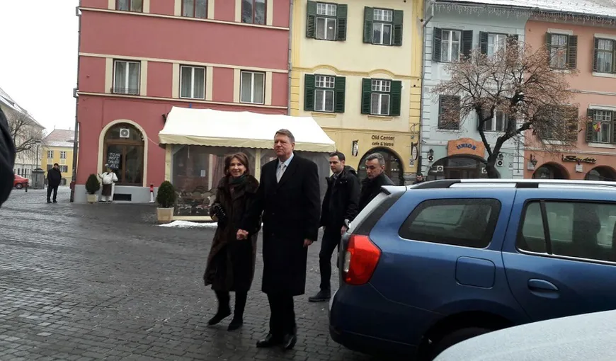Preşedintele Klaus Iohannis şi soţia sa au participat la slujba de la Biserica Romano-Catolică „Sfânta Treime” din Sibiu