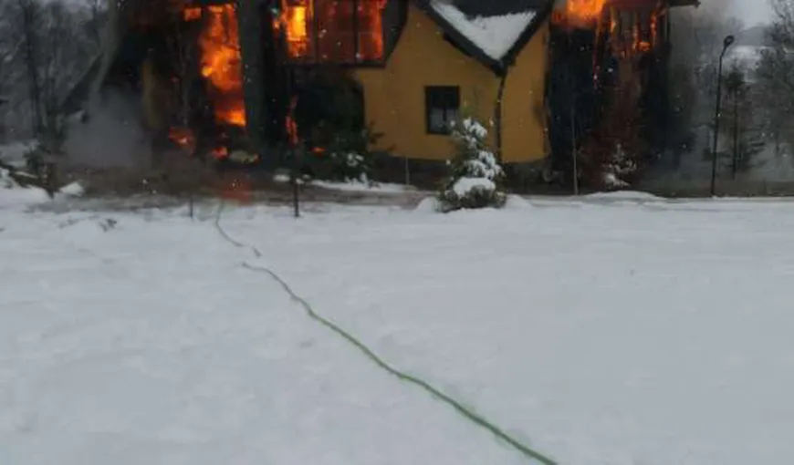 Incendiu puternic la o vilă din Bran. Pompierii au intervenit de urgenţă