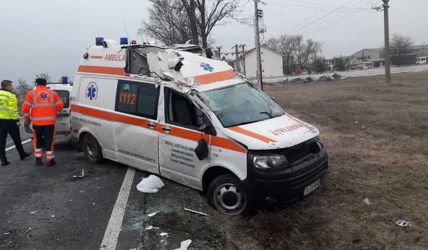 Asistentă medicală rănită, după ce ambulanţa în care se afla a fost lovită de o autoutilitară