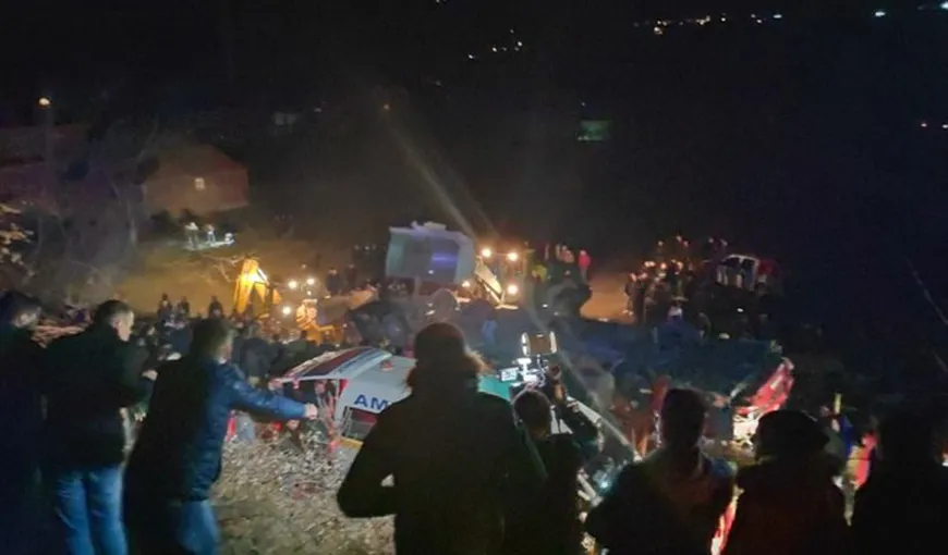 Un autobuz plin cu călători s-a prăbuşit în prăpastie, în Macedonia. 14 persoane au murit