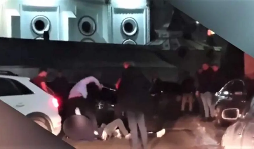 Mai mulţi tineri s-au bătut ca-n filme lângă un club din Târgu Neamţ. Un băiat prăbuşit pe asfalt este călcat în picioare VIDEO