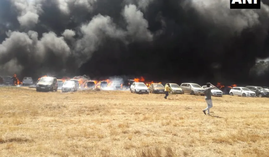 Sute de maşini mistuite de flăcări. Vegetaţia uscată a amplificat puterea focului VIDEO