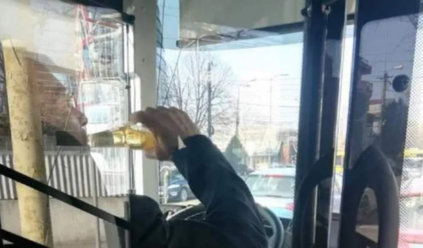 Revoltător. Un şofer de autobuz din Constanţa, fotografiat în timp ce bea băutură alcoolică volan FOTO