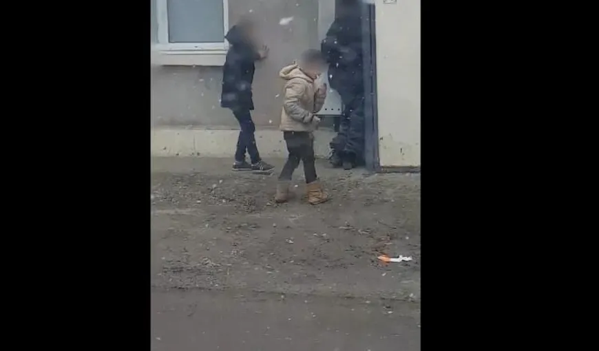 Un adult este bătut de doi copii de zece ani, la Brăila. Imagini şocante cu minorii care fumează şi lovesc bărbatul VIDEO