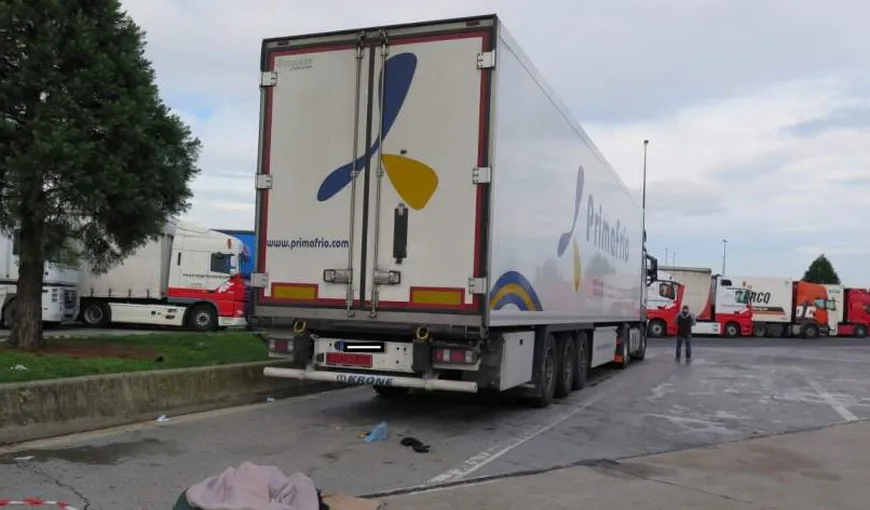 Nouă migranţi îngheţaţi în camionul frigorific al unui român, în Franţa, au chemat poliţia să îi salveze