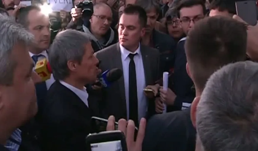 Dacian Cioloş, în Piaţa Victoriei: Dacă nu organizăm anticipate pentru un nou guvern, riscăm să nu mai putem plăti pensii şi salarii