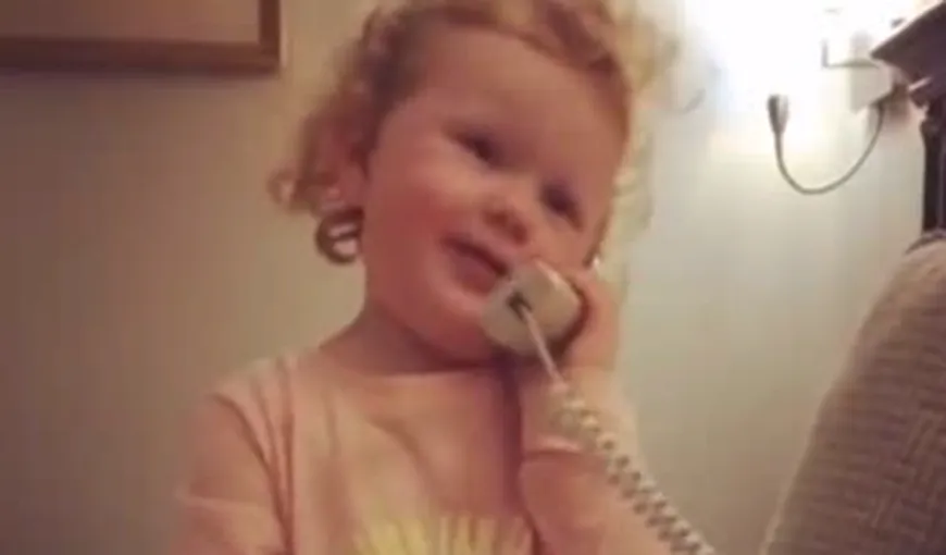 O fetiţă de doar 3 ani face senzaţie pe internet cu un filmuleţ în care vorbeşte cu prietena ei imaginară VIDEO