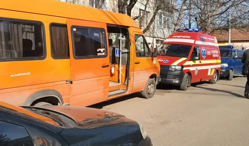 Şoferul microbuzului din care o elevă de 12 ani a căzut şi a murit a fost arestat UPDATE