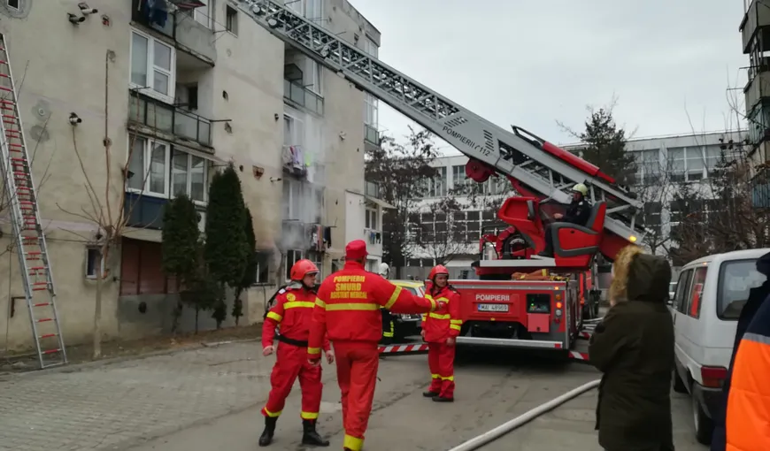 Incendiu într-un bloc din Reghin. Zece persoane au avut nevoie de asistenţă medicală