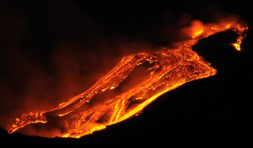 Stare de urgenţă în Indonezia, erupţie spectaculoasă a vulcanului Karangetang