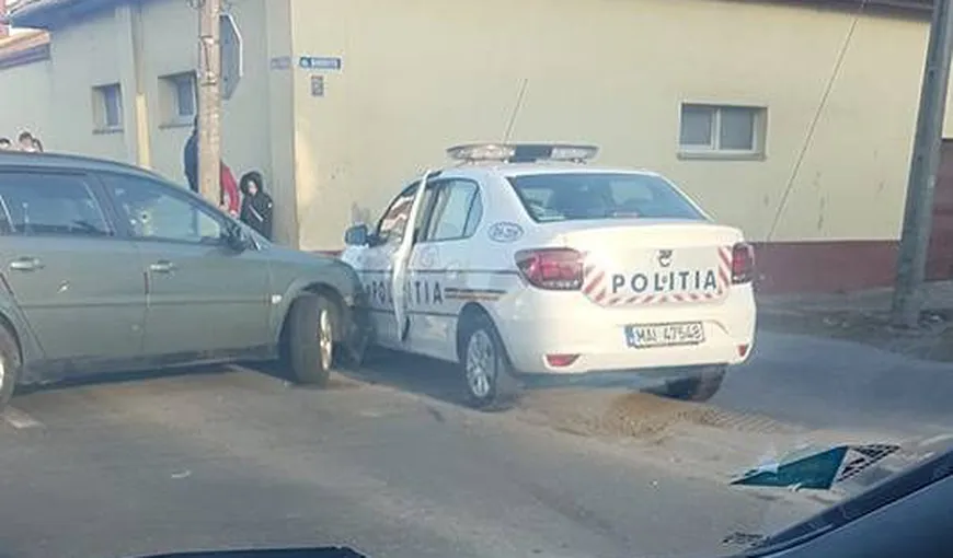 Accident bizar la Oradea: a intrat în maşina poliţiei! Au apărut primele GLUME pe INTERNET