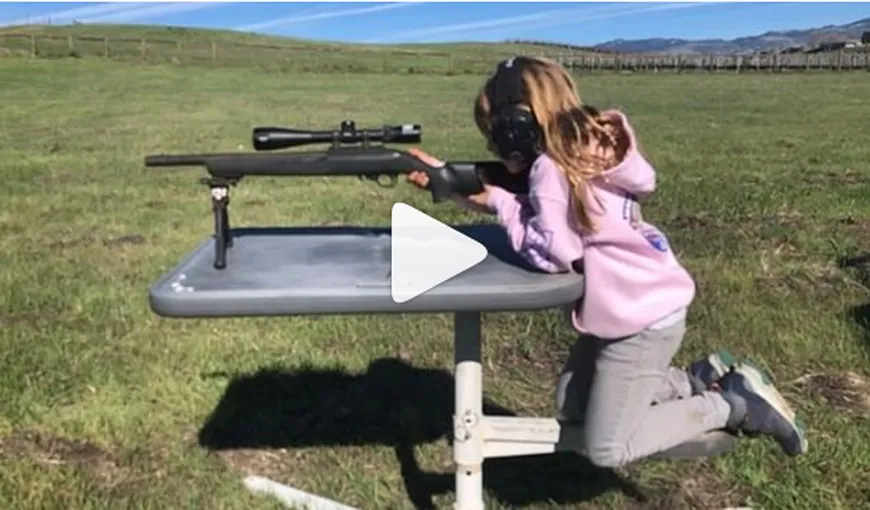 Controversă SCANDALOASĂ pe INTERNET. Fiica de 7 ani a unei celebre cântăreţe, filmată în timp ce trage cu puşca! VIDEO