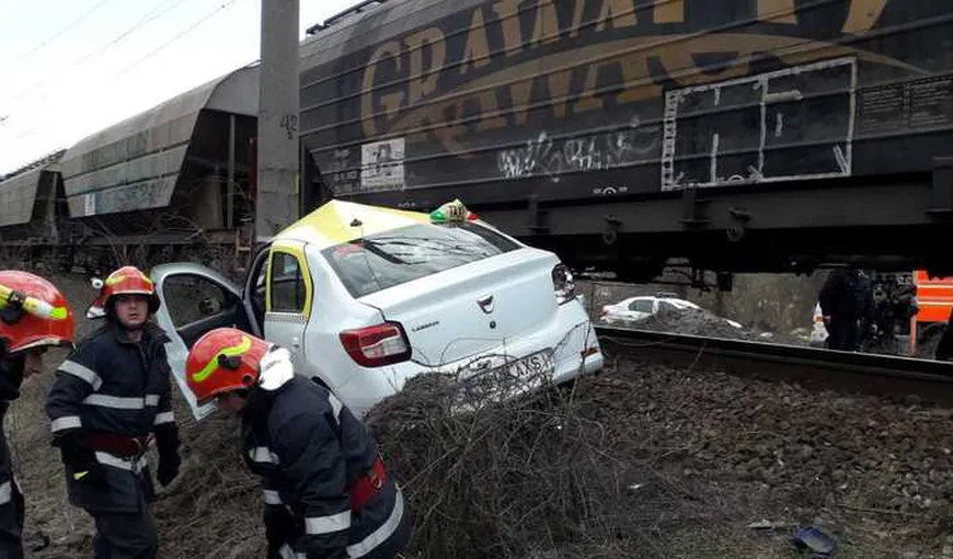 Un taxi cu doi pasageri a fost lovit de tren, la Orşova. O persoană a murit