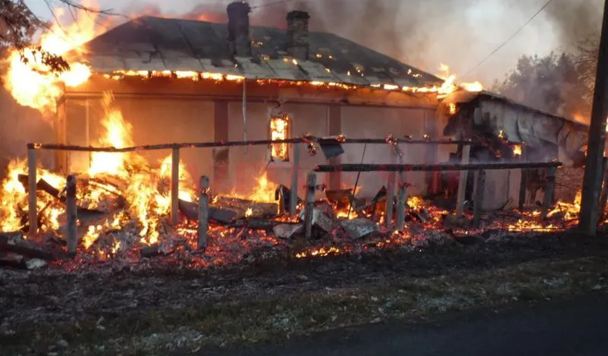 Incendiu puternic în Dâmboviţa. Un bebeluş a fost găsit carbonizat