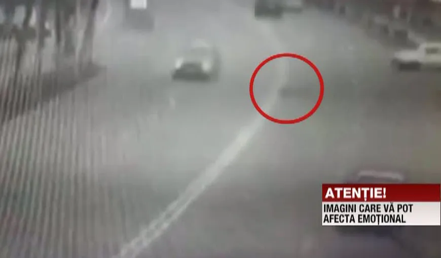 Imagini şocante de la accidentul din Focşani: un pieton care traversa neregulamentar a fost izbit în plin de o maşină