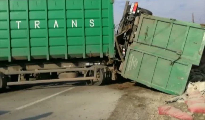 Accident grav în Dolj! Un camion s-a răsturnat într-o curbă, iar şoferul a fost rănit