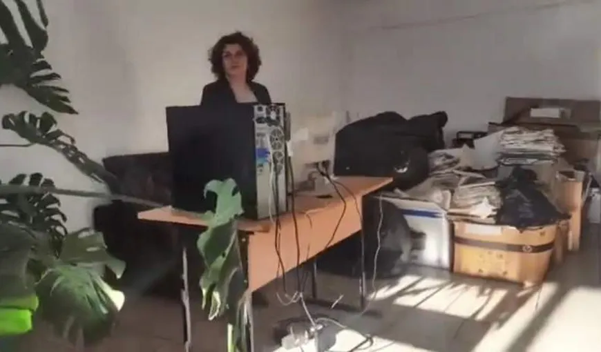 Funcţionară din Gorj, umilită de primar. Lucrează pe hol, în frig şi nu are voie să stea pe scaun VIDEO